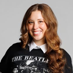 headshot of Natalie Pate, Willamette Alumnae, OPB journalist, Take the Lead keynote speaker
